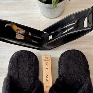 NWOT Beauty Pack: Two-Faced Lip Injection, QUO Make-Up Brushes & Black Slippers.